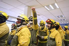 Bomberos forestales celebrando tras una huelga